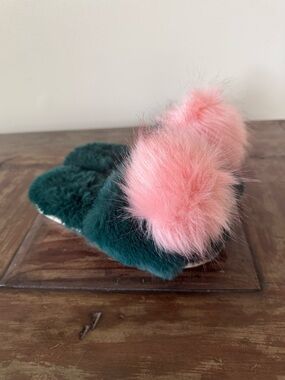 Shiraleah Amor faux fur pom pom open toe slippers green pink women’s size S/M